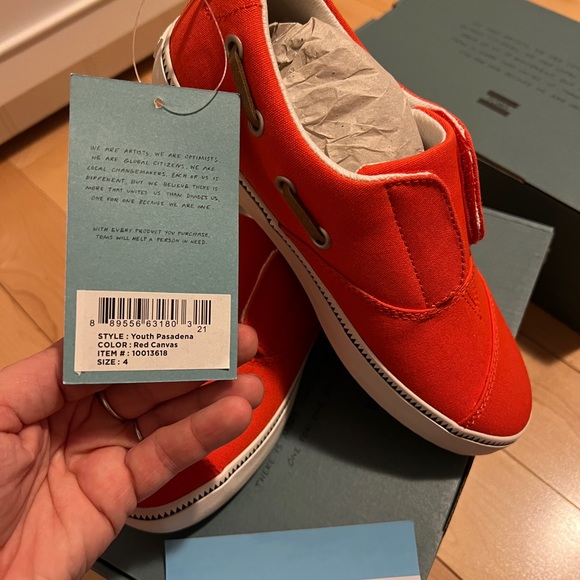 Brand new never worn in the box Toms Pasadena Youth Size 4 - Picture 4 of 9